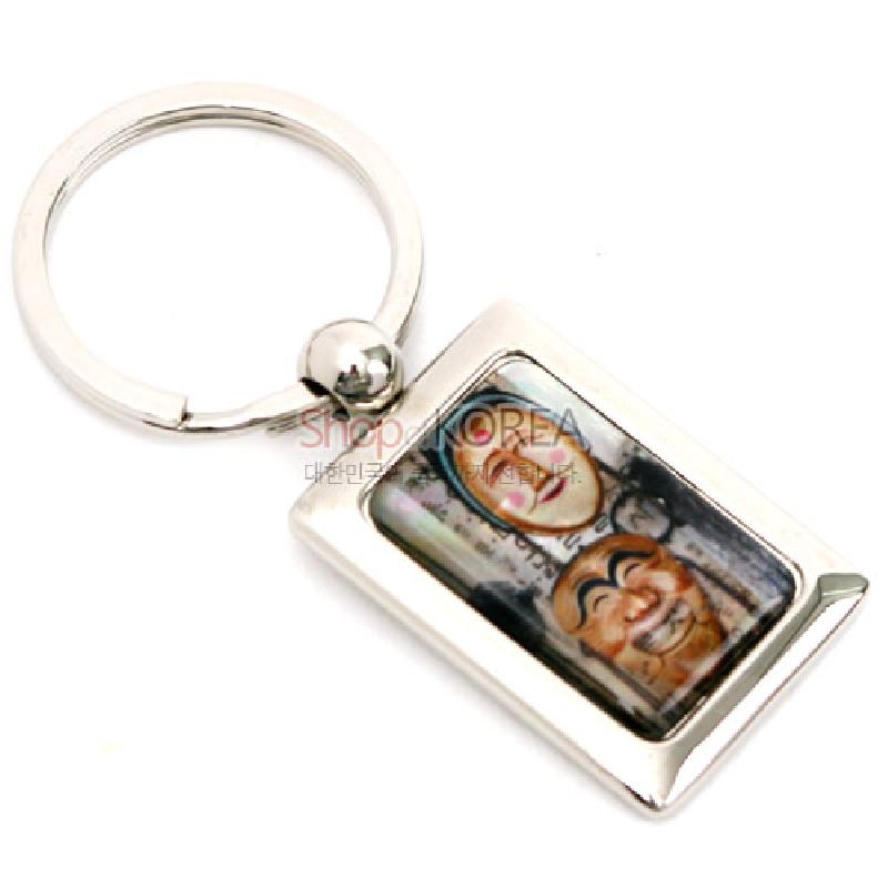 자개 상감 기법으로 하회탈 문양을 넣은 직사각형 메탈 프레임 열쇠고리, 은빛 금속 광택과 다채로운 색감이 어우러진 디자인.