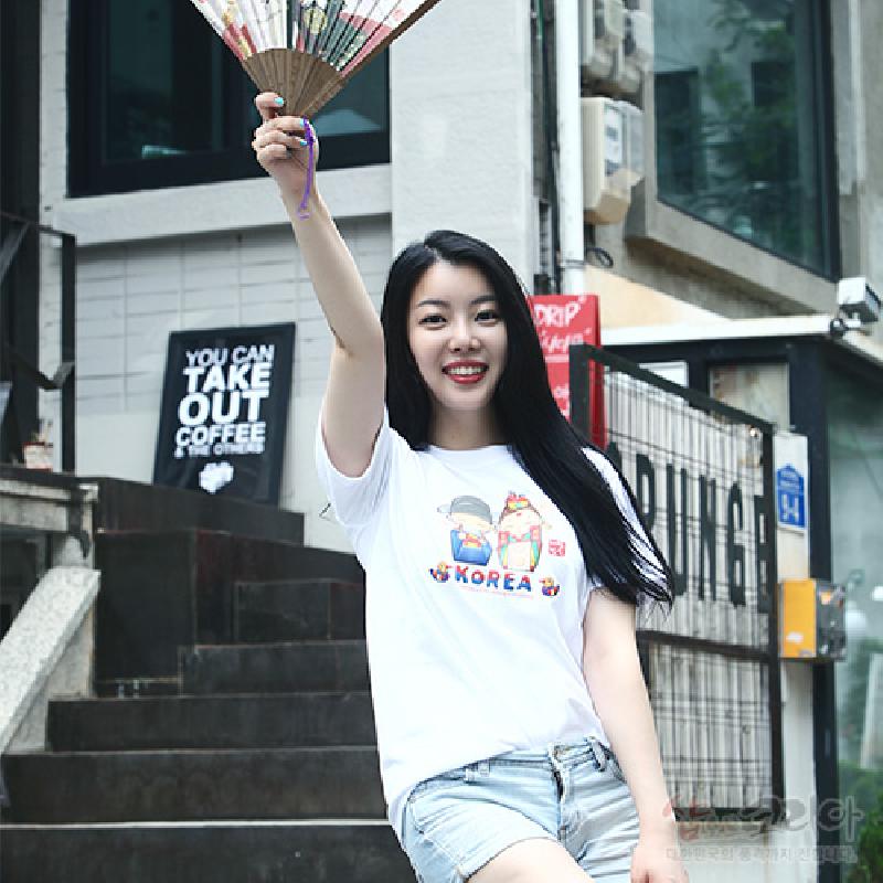 한복 차림 신랑신부 캐릭터와 ‘KOREA’ 영문이 입체발포 처리된 화이트 면 티셔츠.