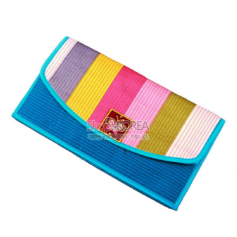 청색 누비 바탕에 분홍·노랑·회색 등 색동 비단 줄무늬와 자수 장식 패치가 돋보이는 장지갑. 청색 누비 바탕에 분홍·노랑·회색 등 색동 비단 줄무늬와 자수 장식 패치가 돋보이는 장지갑.