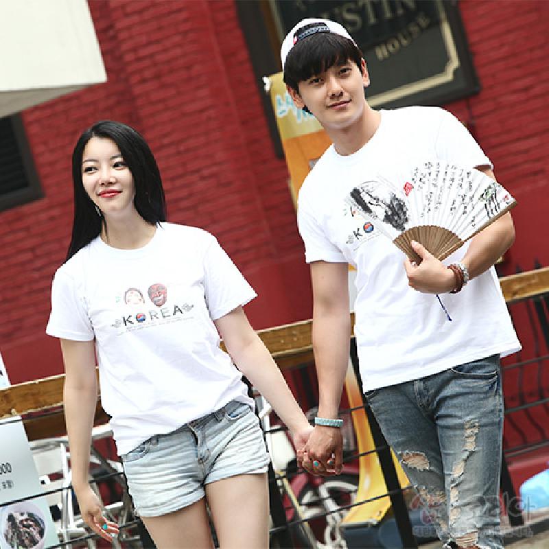 하회탈 일러스트와 영문 ‘KOREA’ 레터링이 전면에 인쇄된 흰색 면 티셔츠.