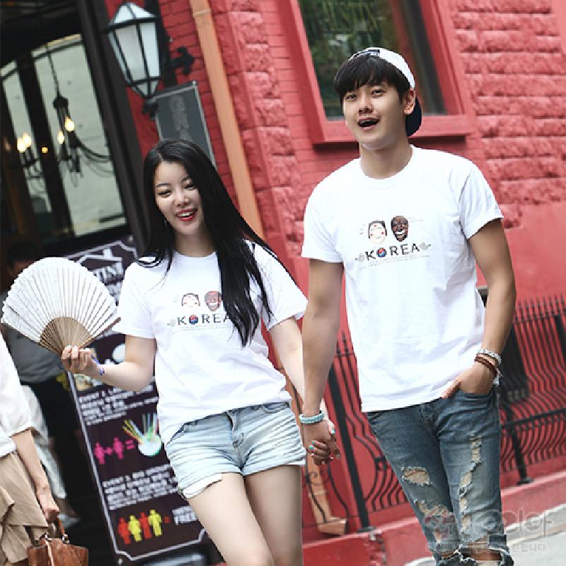 화이트 코튼 소재, 전면에 하회탈 캐릭터와 영문 레터링을 컬러 프린트한 캐주얼 반팔 티셔츠.