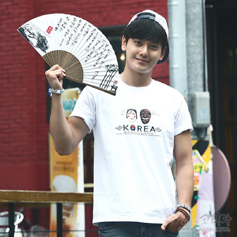 하회탈 캐릭터 일러스트와 영문 레터링이 전면에 인쇄된 흰색 면 소재 반팔 티셔츠.