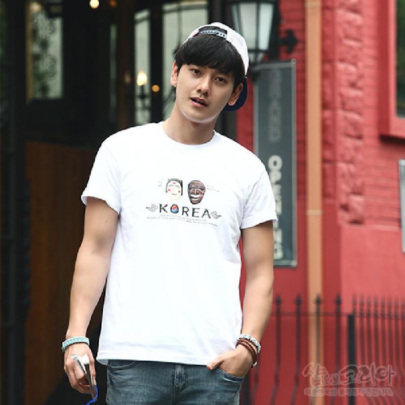 하회탈 캐릭터와 영문 ‘KOREA’ 레터링이 전면에 인쇄된 흰색 면 티셔츠.