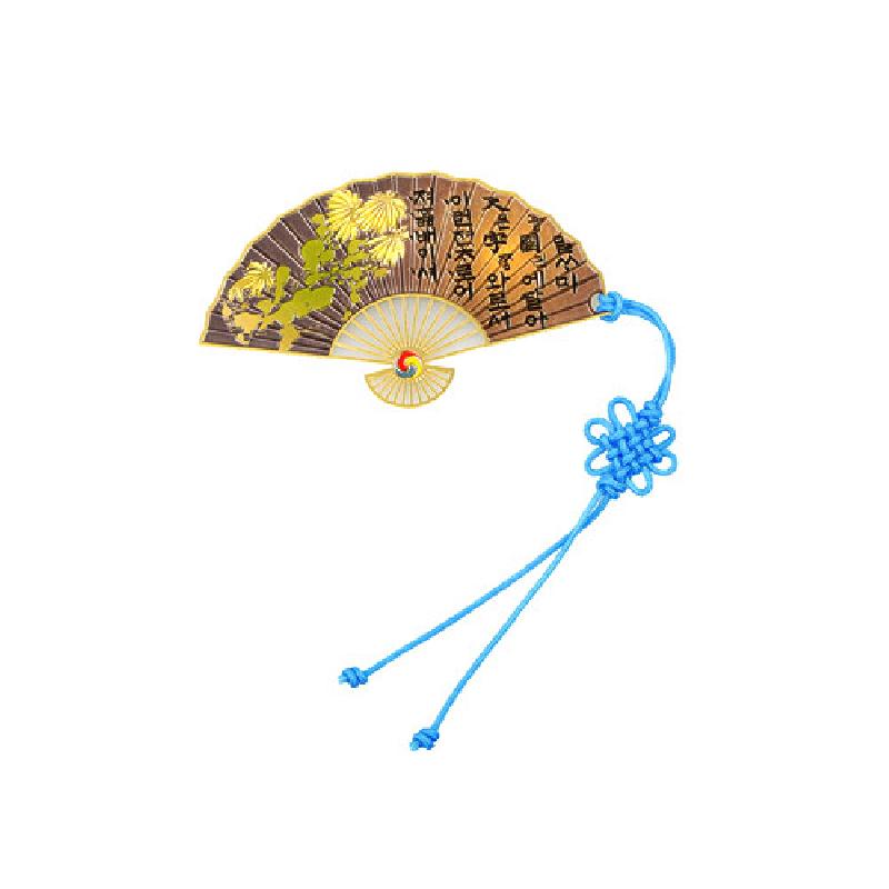 황금빛 국화와 훈민정음 글씨 문양이 새겨진 금속 부채형 책갈피, 청색 전통 매듭 장식이 포인트인 디자인.