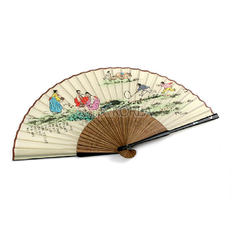 한지와 나무살로 구성된 접선, 채색 민속놀이와 한글 서예 문양이 조화를 이룬 전통부채.