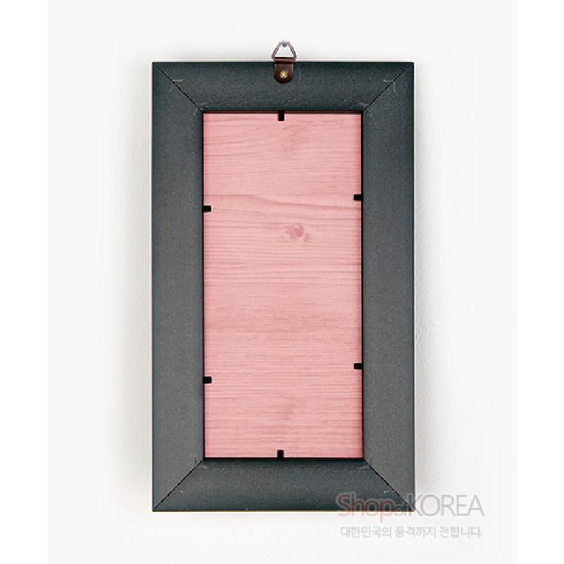 검은색 금속 느낌의 사각 프레임과 분홍색 목재 무늬 내부 판으로 구성된 세로형 액자.