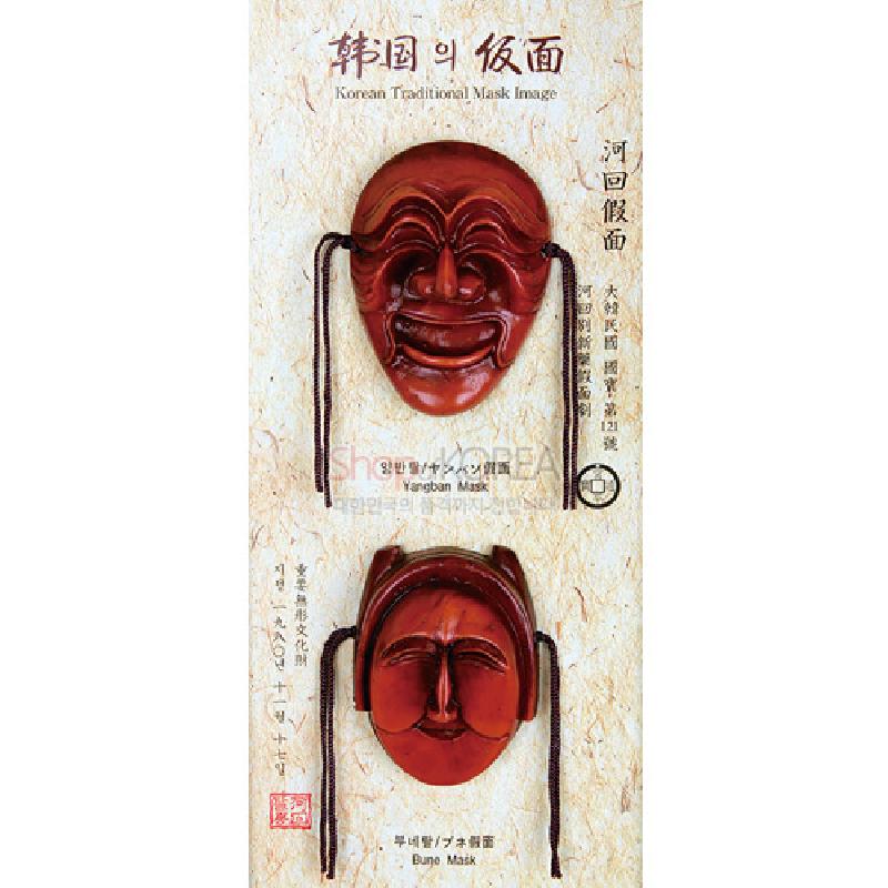 나뭇결 느낌의 갈색 옻칠 마감 위에 양반과 부네 하회탈 한쌍을 세로 배열한 벽걸이 장식.