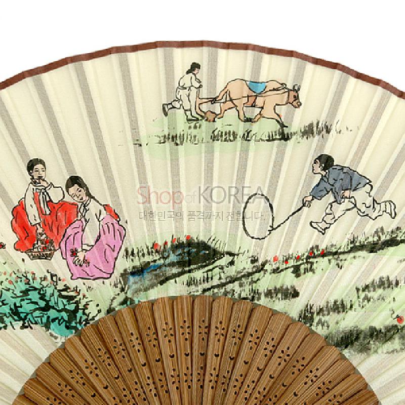 대나무 살과 종이 재질에 채색 수묵화 기법으로 그린 굴렁쇠 놀이와 농촌 풍속 인물 장면이 펼쳐진 민속 접선.