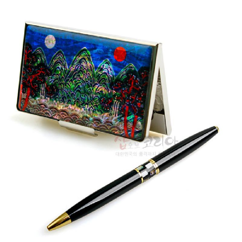자개 상감 기법으로 일월오봉도 산수문을 표현한 금속 명함케이스와 흑색 옻칠, 금장 장식의 볼펜 세트. 자개 상감 기법으로 일월오봉도 산수문을 표현한 금속 명함케이스와 흑색 옻칠, 금장 장식의 볼펜 세트.