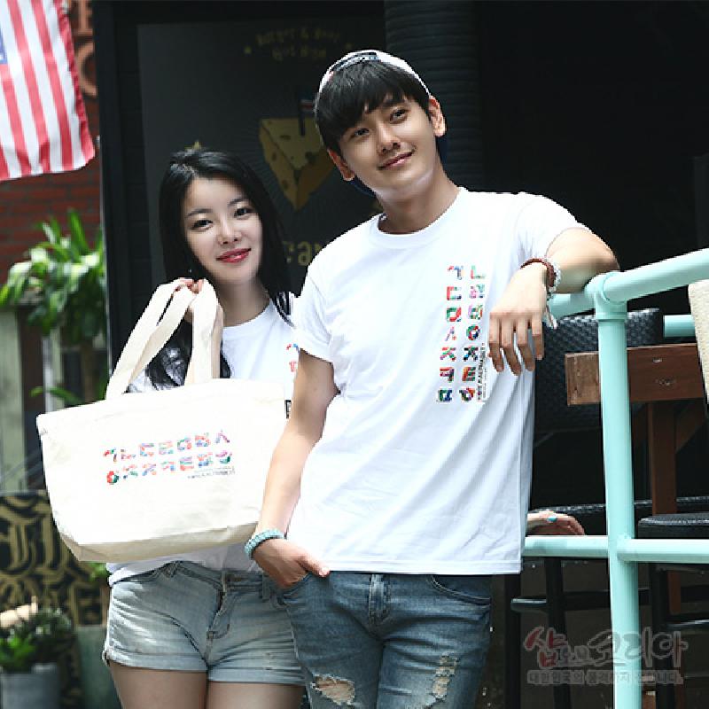 캔버스 소재 에코백에 알록달록한 한글 자모 입체발포 프린트가 더해진 디자인.