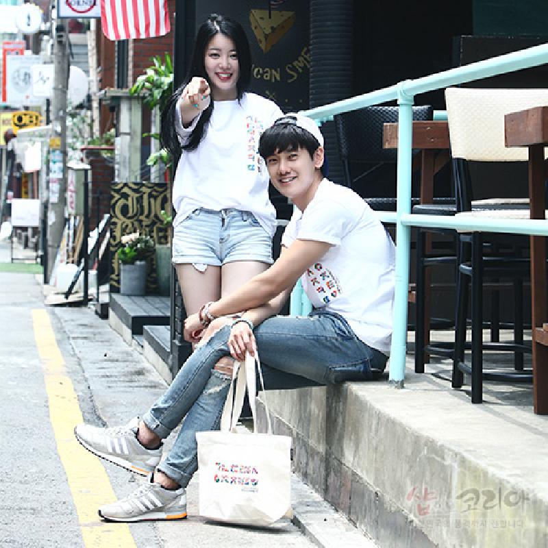 캔버스 소재의 아이보리 에코백, 알록달록한 한글 알파벳 패턴 프린트가 특징인 디자인.