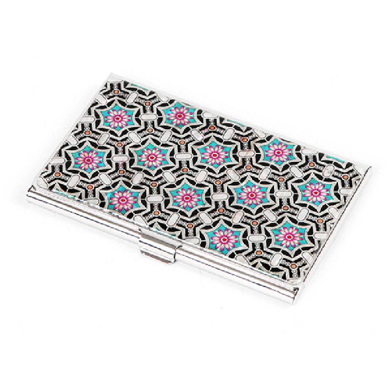 금속 케이스 위에 분홍·청록색 단청 꽃문양과 기하학 패턴이 반복 장식된 명함집.