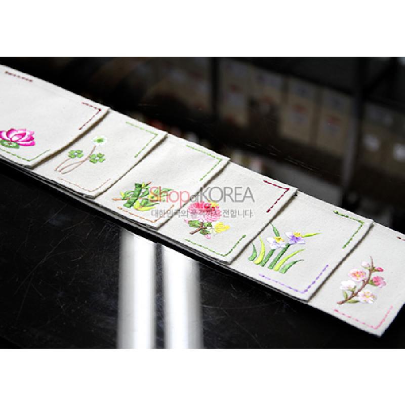 광목 소재에 국화와 다양한 꽃문양을 자수 기법으로 수놓은 다색 자수 장식 식탁보.