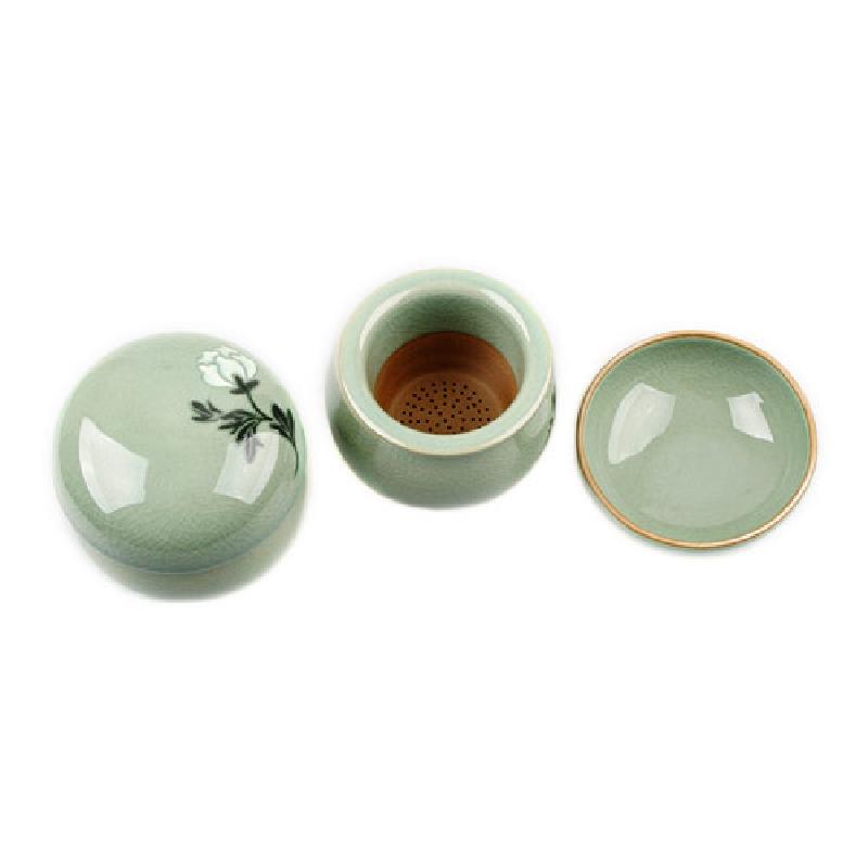 청자 재질의 찻잔과 거름망 세트, 연한 비취색 유약과 백색 목단 문양 장식이 특징인 다기 구성. 청자 재질의 찻잔과 거름망 세트, 연한 비취색 유약과 백색 목단 문양 장식이 특징인 다기 구성.