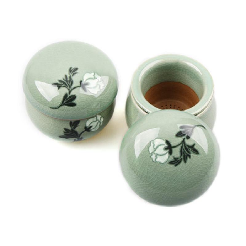 청자 유약 위에 흰색 목단문을 수채화풍으로 장식한 원형 뚜껑 다기 세트. 청자 유약 위에 흰색 목단문을 수채화풍으로 장식한 원형 뚜껑 다기 세트.