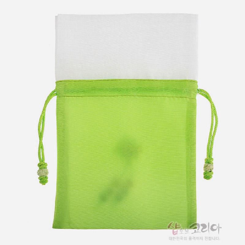반투명 연두색 천 소재에 흰색 상단 배색이 특징인 끈 매듭 잠금 방식의 전통 주머니.