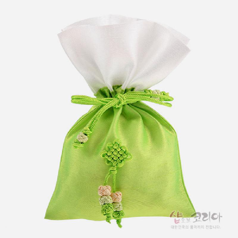 연두색 비단 소재에 상단 흰색 천을 더한 복주머니 형태, 전통 매듭과 오방색 매듭 장식이 조화를 이룬 주머니.