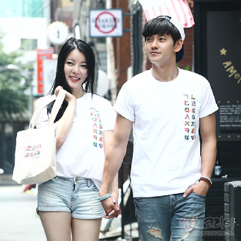 흰색 면 소재에 다채로운 색상의 한글 자음 입체발포 프린트가 세로로 배열된 티셔츠.