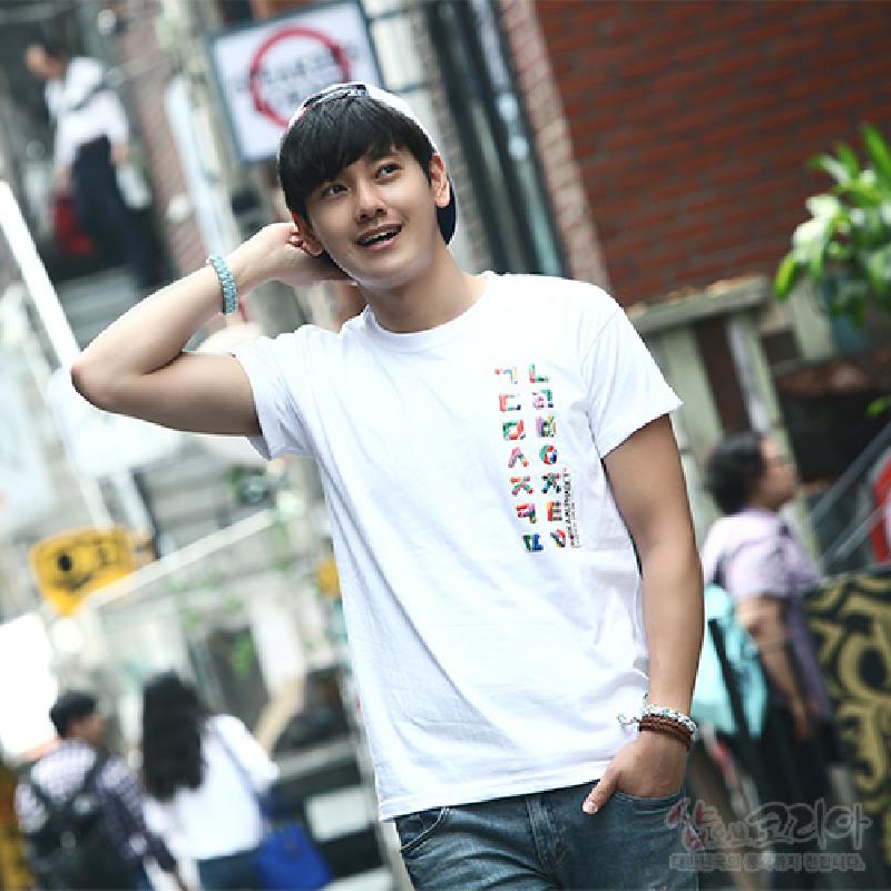 흰색 면 소재에 다채로운 색상의 한글 자음을 세로 배열한 3D 입체발포 프린트 티셔츠.