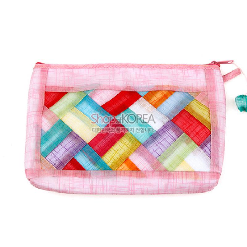 연분홍 모시로 테두리를 두르고 중앙에 다채로운 색상의 조각보 패치워크 문양이 들어간 지퍼형 파우치. 연분홍 모시로 테두리를 두르고 중앙에 다채로운 색상의 조각보 패치워크 문양이 들어간 지퍼형 파우치.