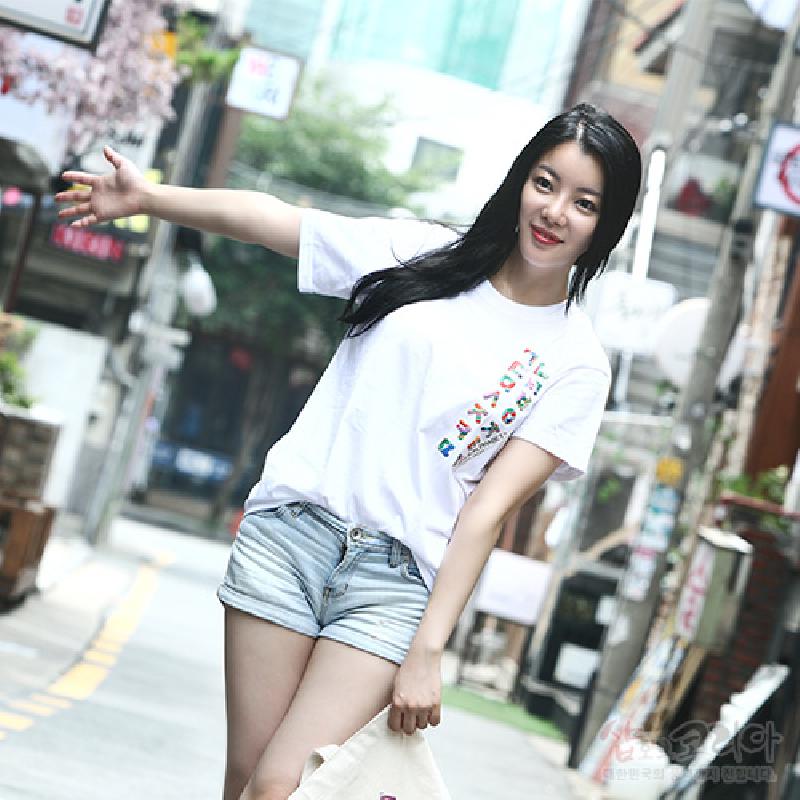 흰색 면 소재 위에 다채로운 색상의 한글 자음 세로 배열과 입체발포 프린트가 특징인 티셔츠.