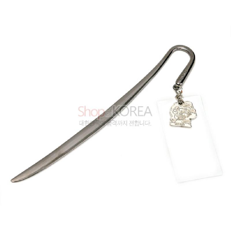 은색 금속 재질의 날씬한 비녀형 책갈피와 매달린 신랑신부 실루엣 금속 장식이 특징인 디자인.