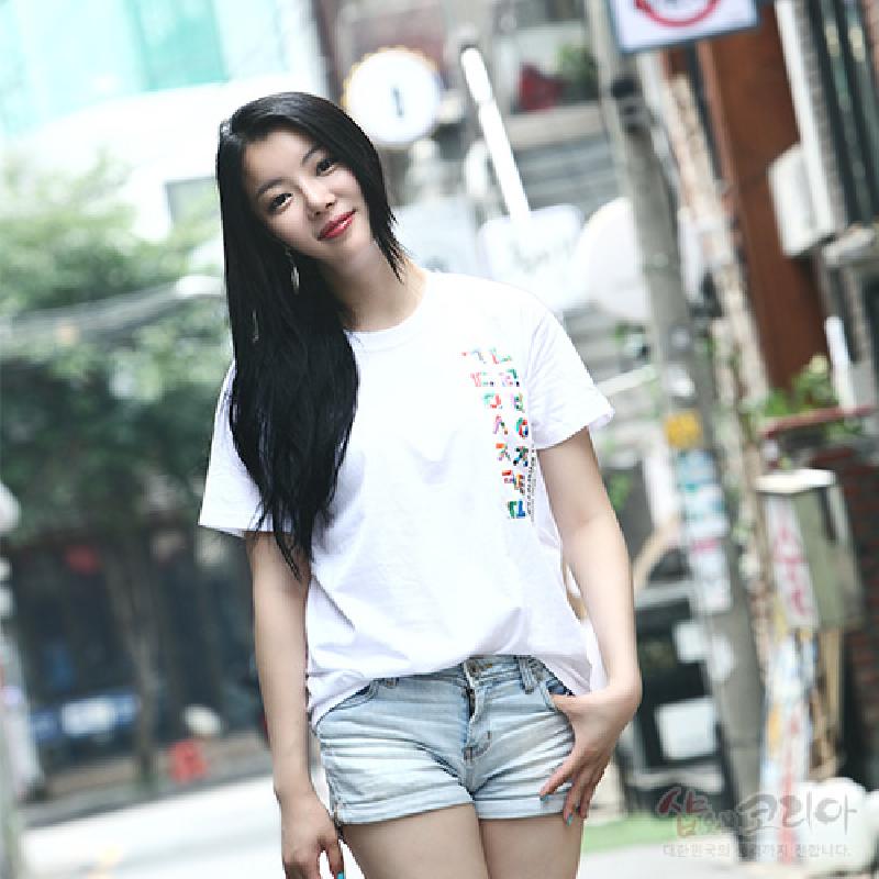 흰색 면 소재에 컬러풀한 한글 자음 세로 배열과 입체발포 인쇄가 특징인 반소매 티셔츠.