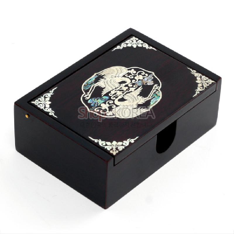 짙은 옻칠 바탕에 자개 상감 기법으로 쌍학과 연화, 모서리 문양을 화려하게 장식한 직사각형 명함함.