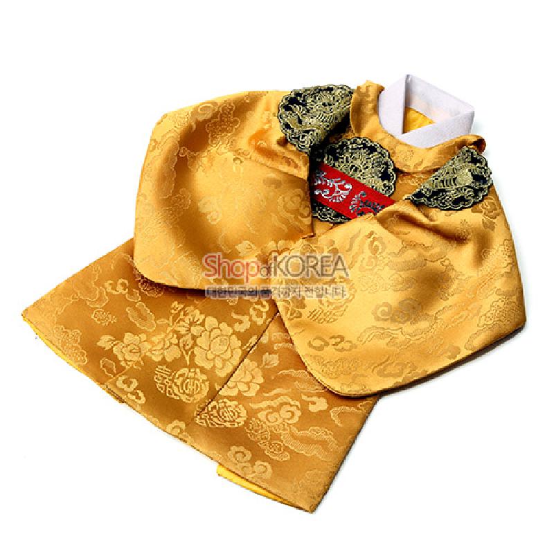 황색 비단에 국화·길상문 양단 문양이 짜여진 한복 형태의 와인 커버, 흑색 금사 자수 견장 장식 특징. 황색 비단에 국화·길상문 양단 문양이 짜여진 한복 형태의 와인 커버, 흑색 금사 자수 견장 장식 특징.