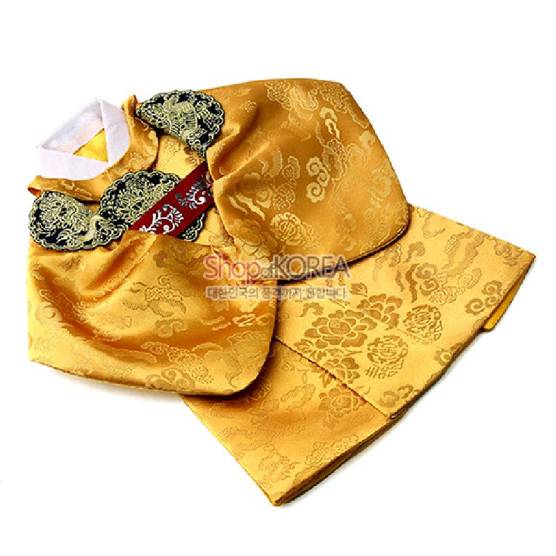 황색 비단에 국화와 운룡 문양이 자수된 한복 형태 와인 커버, 흑색 금사 수보 장식과 배색 깃이 특징인 디자인. 황색 비단에 국화와 운룡 문양이 자수된 한복 형태 와인 커버, 흑색 금사 수보 장식과 배색 깃이 특징인 디자인.