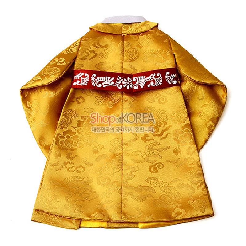 황색 비단에 구름·모란 문양이 짜인 한복 형태의 와인 커버, 붉은색 허리끈에 흰색 식물 문양 장식. 황색 비단에 구름·모란 문양이 짜인 한복 형태의 와인 커버, 붉은색 허리끈에 흰색 식물 문양 장식.