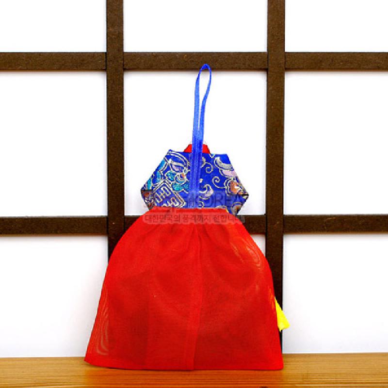 붉은 비단 치마와 청색 전통 문양 저고리 형태의 한복 디자인 벽걸이 향주머니. 붉은 비단 치마와 청색 전통 문양 저고리 형태의 한복 디자인 벽걸이 향주머니.