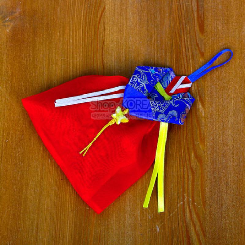 붉은 비단 치마와 청색 금색문양 저고리 형태, 노란색 매듭 장식이 돋보이는 한복 스타일 전통 향주머니. 붉은 비단 치마와 청색 금색문양 저고리 형태, 노란색 매듭 장식이 돋보이는 한복 스타일 전통 향주머니.