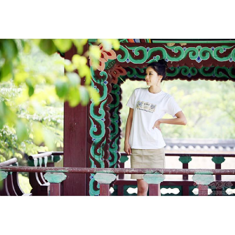 흰색 면 소재에 3D 입체 발포 기법으로 도깨비 일러스트와 한글 문구를 배치한 캐릭터 티셔츠.