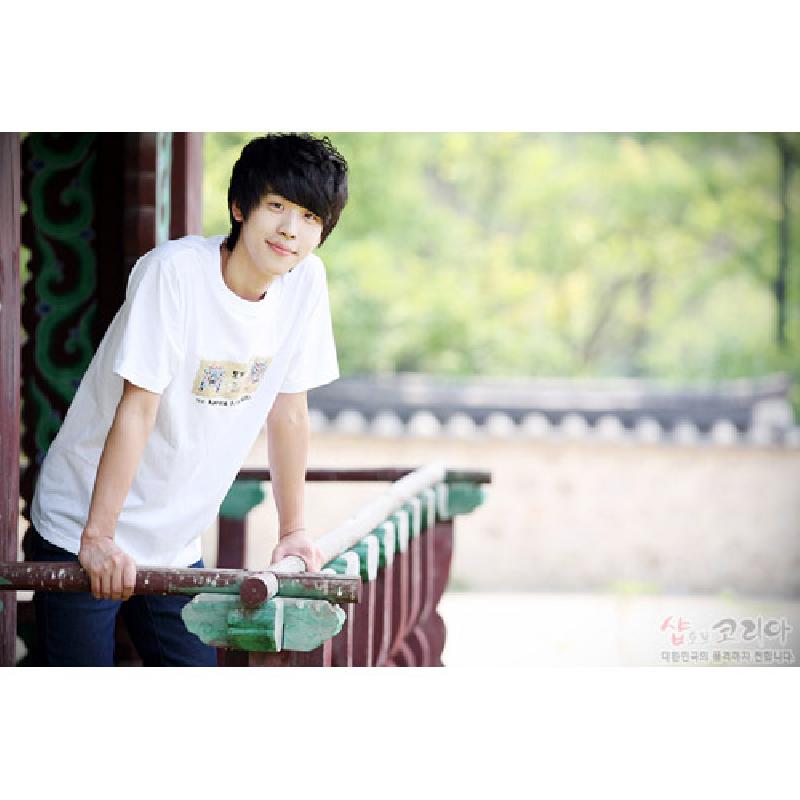 흰색 면 소재 티셔츠에 전면 3D 입체 발포 기법으로 표현된 도깨비 일러스트 장식.