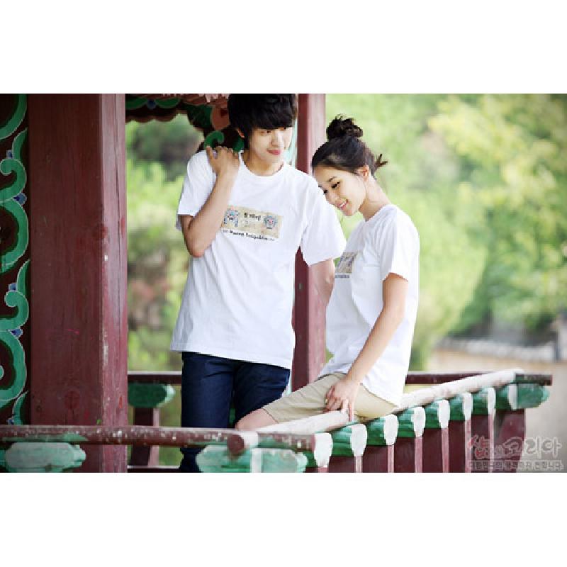 흰색 면 소재 티셔츠에 도깨비 캐릭터가 입체 발포 기법으로 인쇄된 전통 문양 디자인.