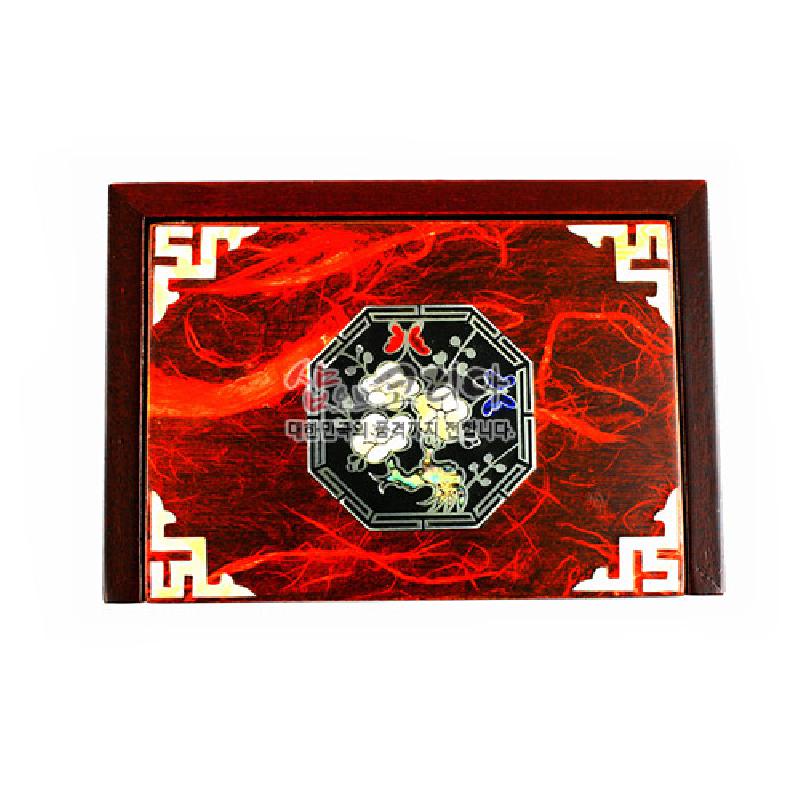 붉은 한지 바탕에 팔각형 자개 매화와 나비 상감, 모서리 백색 기하학 문양이 있는 나무 명함함.