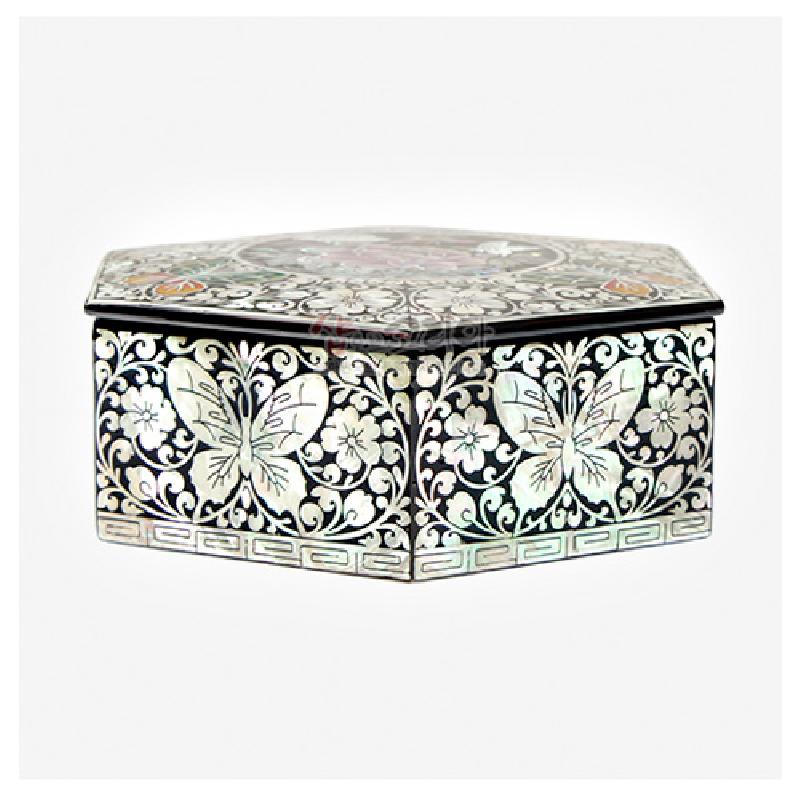 흑색 옻칠 바탕에 자개 상감으로 목단과 나비, 덩굴문양을 섬세하게 표현한 육각 다용도함.