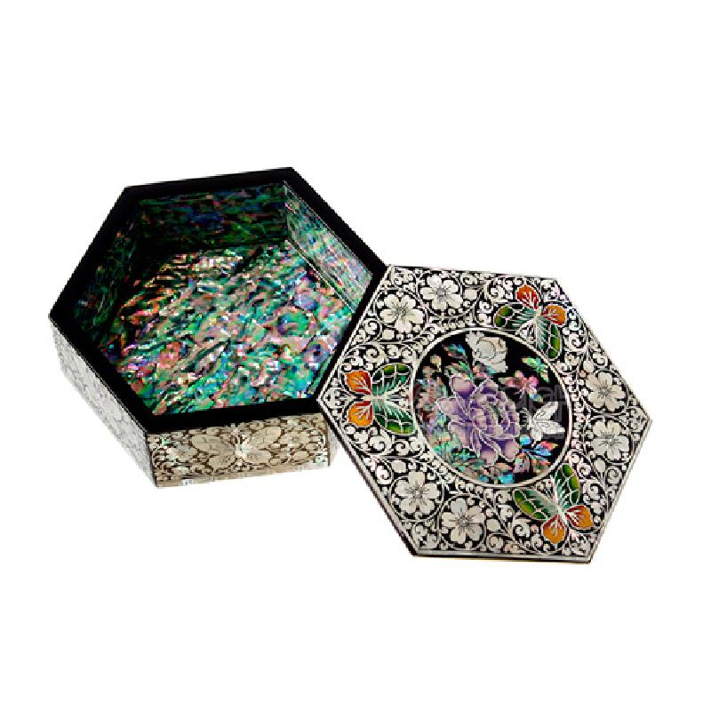 자개 상감 기법으로 제작된 흑색 육각 나전함, 내부 자개 모자이크와 목단·나비·화문 양각 문양 장식.