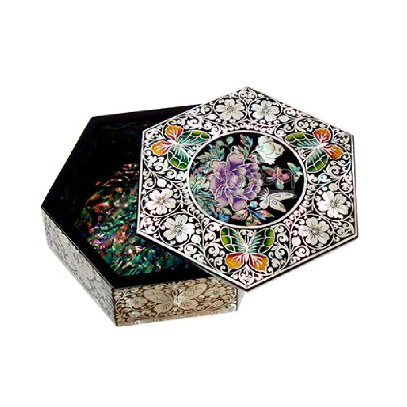 흑색 바탕 옻칠 위 자개 상감으로 목단과 나비, 화문을 표현한 육각 다용도함.