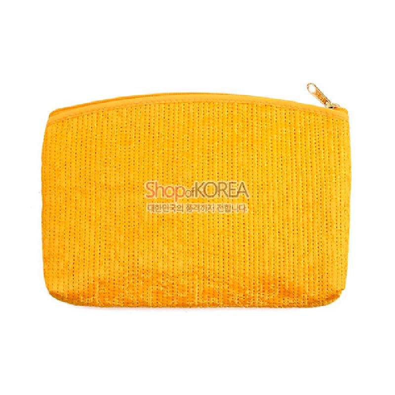 노란색 누비 원단에 세로줄 스티치 패턴이 더해진 지퍼 여밈의 직사각형 티슈 지갑.