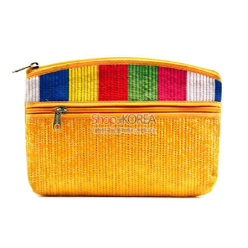노랑 누비 천에 오방색 색동 배색과 지퍼 여밈이 특징인 티슈 수납 지갑.
