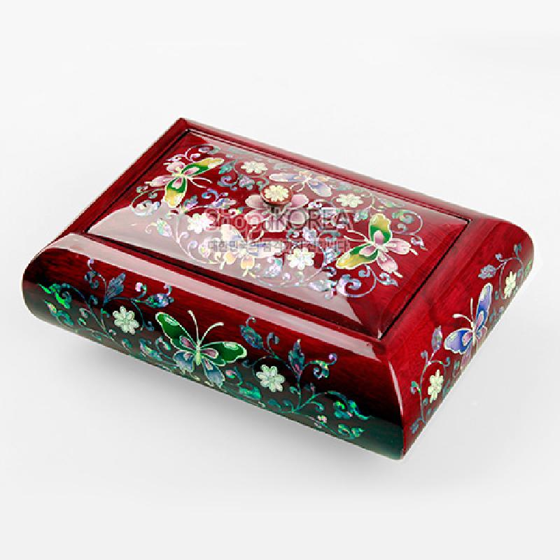 붉은 옻칠 바탕 위에 자개 상감으로 표현한 나비와 꽃문양이 화려하게 장식된 직사각형 굴림 보석함. 붉은 옻칠 바탕 위에 자개 상감으로 표현한 나비와 꽃문양이 화려하게 장식된 직사각형 굴림 보석함.