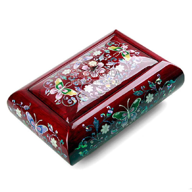 자개 상감 기법으로 나비와 꽃문양을 섬세하게 표현한 붉은 옻칠 곡선형 보석함. 자개 상감 기법으로 나비와 꽃문양을 섬세하게 표현한 붉은 옻칠 곡선형 보석함.