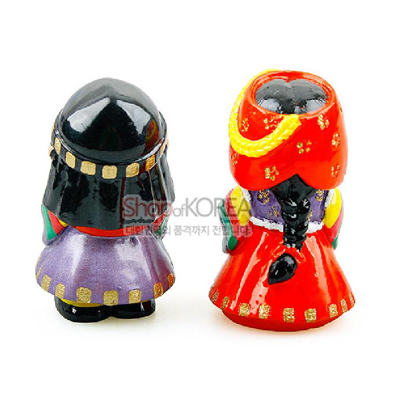 유광 도자 재질의 남녀 한복 인형 한 쌍, 색동 소매와 붉은 치마, 검은 관모와 활옷에 금색 무늬 장식이 특징인 전통 설빔 인형.