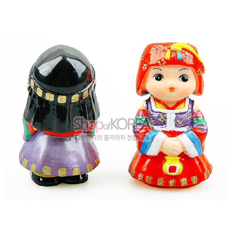 형형색색의 색동옷과 붉은 치마, 금색 테두리 장식이 강조된 전통 설빔 복식 민속인형.