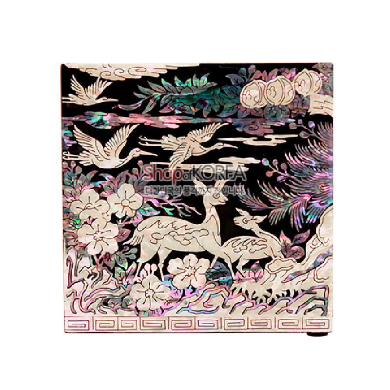 흑색 옻칠 바탕에 자개 상감 기법으로 사슴과 학, 구름, 꽃문양을 섬세하게 표현한 장생도 보석함.