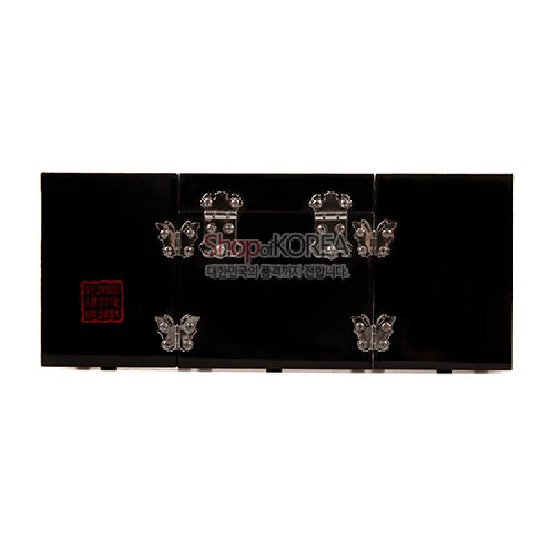 검은 옻칠 마감 위에 은빛 금속 경첩과 장석을 달아 장식한 3폭 구조의 전통 보석함.