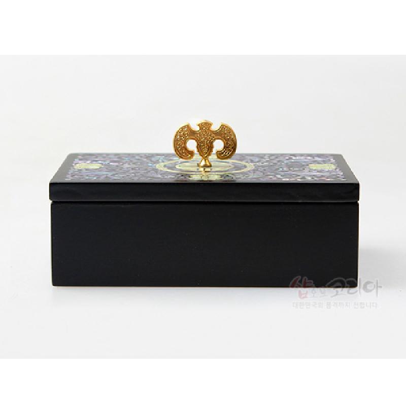 검은 옻칠 바탕 위 자개 당초문 장식과 금색 박쥐 모양 금속 손잡이가 조화된 명함함. 검은 옻칠 바탕 위 자개 당초문 장식과 금색 박쥐 모양 금속 손잡이가 조화된 명함함.