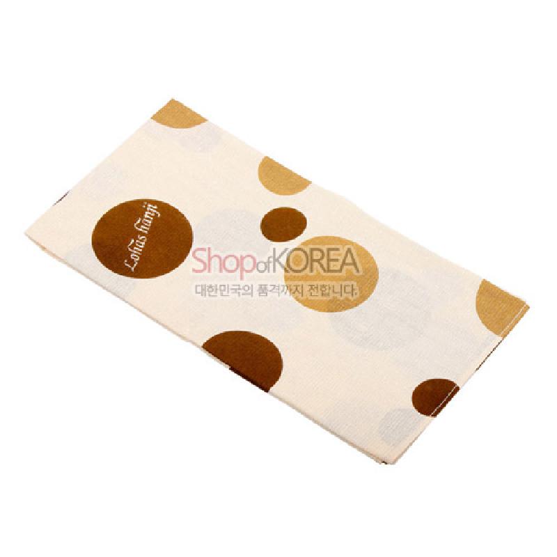 베이지 바탕에 갈색·노란색 물방울 원형 문양이 배치된 한지 소재 손수건.